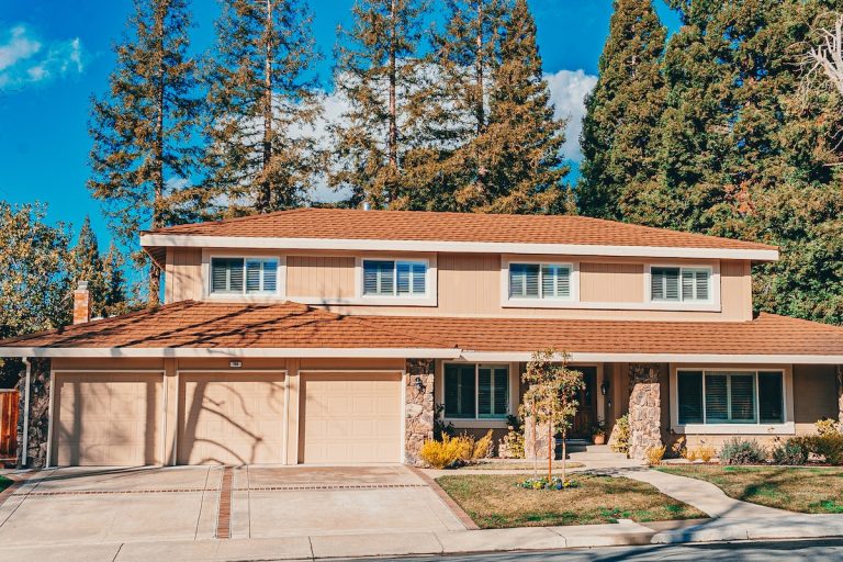 Culori zugrăveli de exterior - ce este un perete decorativ și cum poate fi obținut efectul de perete decorativ - casa maro deschis