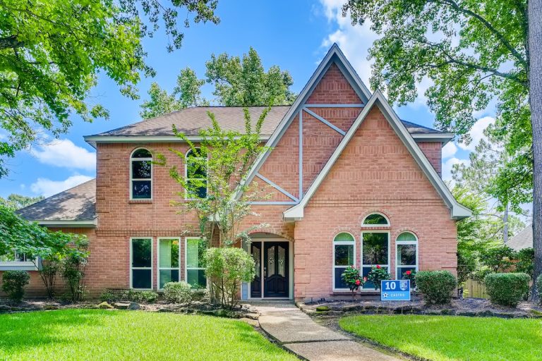 Culori case de exterior - ce impact are un perete decorativ asupra designeu-lui interior - casa din caramida