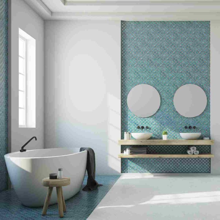 Amenajare baie de lux - Decoratiunile si utilitatile potrivite pentru o baie de lux_Baie de lux, cada, chiuvete, perete decorativ albastru, oglinzi, prosoape