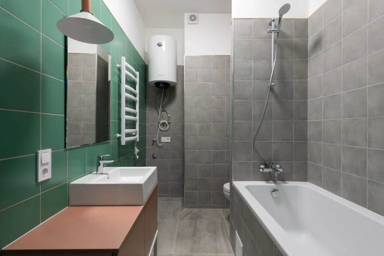 Amenajare baie de lux - Decoratiunile si utilitatile potrivite pentru o baie de lux_Baie de lux, faianta cu nuante de verde si gri, chiuveta, corp de mobilier roz pal, cada