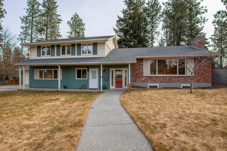 Ce culori se folosesc pentru exteriorul casei - idei de perete decorativ - casa albastra cu alb si caramida