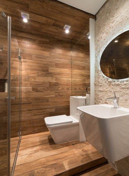 Amenajare baie de lux - Decoratiunile si utilitatile potrivite pentru o baie de lux_Baie cu corpuri de mobilier, sanitare, decoratiuni