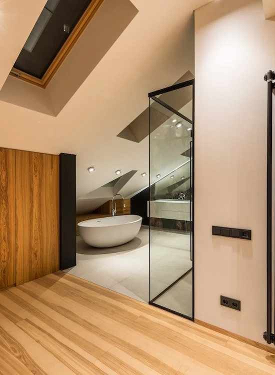 Modele de bai de lux - Sfaturi utile de care este recomandat sa tii cont_baie de lux, mansarda, chiuveta, vas de toaleta, perete vopsit cu vopsea premium cu tonuri deschise, roz pal, parchet din lemn